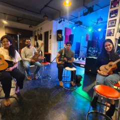 A snapshot of our beginner ukulele workshop. This is what it's all about: a relaxed, barefoot, and fun group setting where everyone learns together.