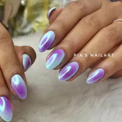 This dual-tone chrome shifts from purple to blue, creating a mesmerizing, liquid-like effect on the nails. It's perfect for making a statement.