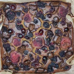 The finished product. A delicious cheesecake packed with protein and nutrients from pumpkin, berries, and dark chocolate. Eating healthy can and should be enjoyable.