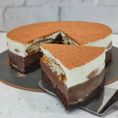 For me, taste is just as important as design. This is my signature Tiramisu Cheesecake, featuring layers of rich coffee-soaked sponge, creamy mascarpone, and a dusting of cocoa. It’s a perfect example of the gourmet, 100% vegetarian desserts I offer alongside my custom cakes.