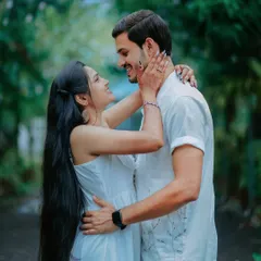 A beautiful, happy portrait in a lush green setting. The way Suchita and Om Prakash look at each other shows their genuine joy and love.