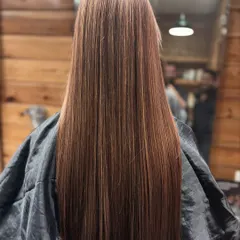 A perfect combination of services. This client received global highlights to refresh her colour, followed by a keratin treatment to seal in the shine and ensure a smooth, frizz-free finish.