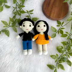 A sweet mini couple replica doll set, perfect for an anniversary or just because. Even in a smaller size, I focus on getting the details of their outfits and hair just right to make it a truly personal gift.