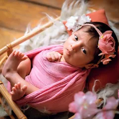 This little one is wide awake and looking right at my camera. I love capturing these moments of connection and curiosity in between sleepy poses.