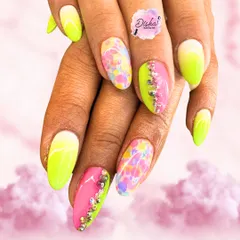 Neon and pearls make a perfect pair. This vibrant set features a neon yellow and pink base, with one nail fully covered in sparkling rhinestones for a touch of glamour.