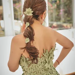 A close-up of the back of this incredible Oscar de la Renta outfit, showing the woven texture and 3D floral details in the hair and on the top.