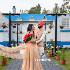 For a grand and timeless pre-wedding photo, we can use stunning architectural backdrops like this one. The flowing veil and the classic pose create a fairytale-like image that feels both elegant and romantic.