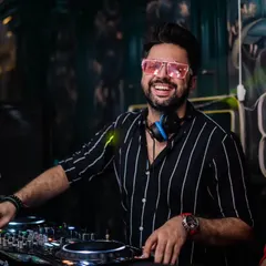 Kala Chashma or Gulabi Saree? How about Gulabi Chashma and a whole lot of mashups? Here I am, smiling and ready to bring the fun at Social.
