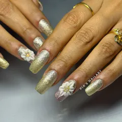 For the bride who loves sparkle. This set features a dual-tone gold and silver glitter base, accented with beautifully sculpted 3D flowers for a touch of floral elegance.