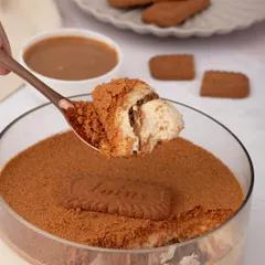 Here is a spoonful of pure bliss. My Biscoff Tiramisu features layers of velvety mascarpone cream and coffee-soaked biscuits, topped with a generous layer of crunchy Biscoff crumble for the perfect texture in every bite.