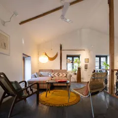 The main lounge area in our studio is where we gather as a team. The vaulted ceiling with exposed beams, whitewashed brick walls, and cozy furniture create a space that feels open and collaborative. It’s where our ideas, doubts, and dreams come to life.
