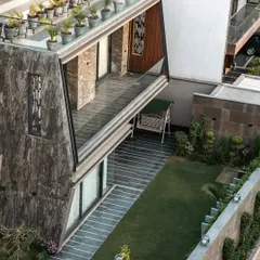 An aerial view of the Club Drive House reveals how we use landscaping to create a private oasis even in a dense urban setting. The carefully planned lawn, perimeter plantings, and rooftop garden work together to envelop the home in greenery, providing privacy and a sense of calm.