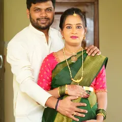 The final look for Namratha's baby shower. A classic South Indian makeup style with a green and pink silk saree, complete with traditional temple jewellery.