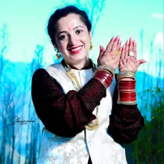 A joyful bride in traditional Himachali wedding attire, showing her beautiful henna-adorned hands. Capturing genuine smiles is a key part of my bridal photography style.