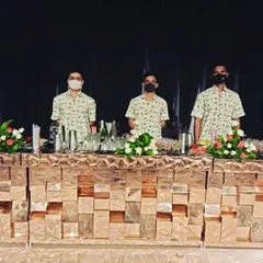 This rose gold bar with a unique 3D block design is a modern and chic option for your event. Here, our team is set up for a sangeet ceremony in Anantpur, ready to serve craft cocktails that match the stylish decor.