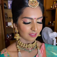 For her temple wedding, this pretty bride wanted a fresh and subtle makeup look. I used soft pink and gold eyeshadow with a sharp winged liner and a matching lip color to enhance her features beautifully.