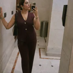A mirror selfie showing a monochromatic look in a deep wine color. This is a great example of how wearing one color family can create a sophisticated and slimming effect. I always advise choosing colors that suit your undertone.