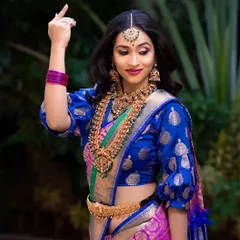 A model wearing our rental temple jewellery, featuring a beautiful combination of a puff-sleeve blouse and silk saree.