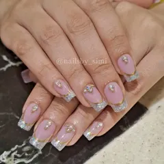 A glamorous bridal set for the bride who loves bling. This design features a glitter and chrome French tip, adorned with carefully placed jewels for a truly dazzling effect.