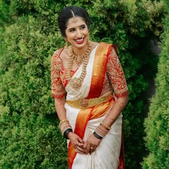 For her muhurtham look, Chaitra chose a classic off-white Kanchivaram with a red and gold border. I created a heavily embroidered red blouse to match, making the entire ensemble pop.