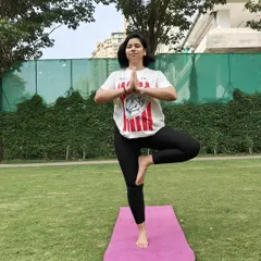 Demonstrating Vrikshasana, the Tree Pose, during our outdoor group class. This balancing pose is wonderful for improving focus, strengthening the legs, and finding your center.