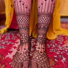 An elegant bridal feet design with heart motifs and delicate hanging chains, creating a look that is both romantic and sophisticated.