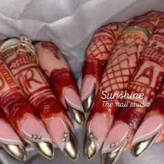 Elegant chrome French tips for a bride. The gold chrome adds a modern touch to the classic French manicure, perfectly matching the beautiful henna design.