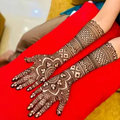A beautiful example of a full-hand mandala design for a bride. The pattern is perfectly symmetrical, creating a captivating look when the hands are brought together. This is a popular choice for modern brides.