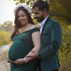 Two hearts, one soul, and a little miracle on the way. This outdoor couple portrait captures a tender moment surrounded by the beauty of nature and soft light.