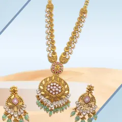 A premium Kundan and Polki bridal set that blends traditional craftsmanship with contemporary elegance. The intricate setting of uncut diamonds and green stones makes this a must-have for retailers.