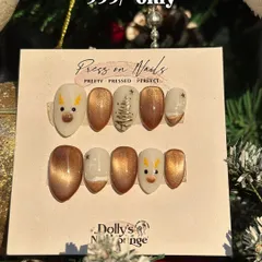 A cute and cozy Christmas press-on set. It features adorable reindeer, a Christmas tree, and a beautiful bronze cat-eye effect.