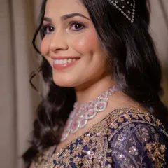 A sangeet night is all about glamour and fun. I created this stunning soft glam look with shimmering eyeshadow, a glossy pink lip, and loose waves, complemented by a modern diamond necklace and a trendy hair accessory.