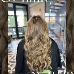 The hair glow-up is real. This beautiful blonde balayage on long, wavy hair is a perfect example of a dramatic yet seamless transformation.