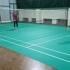An adult player gets ready to return a shot during a practice session. Our coaching is open to all age groups and skill levels, from total beginners to experienced players.