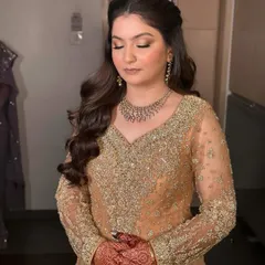 The perfect soft glam look from another angle. The subtle highlight on the cheekbones and the soft brown eyeshadow create a warm, glowing effect that is both elegant and modern.