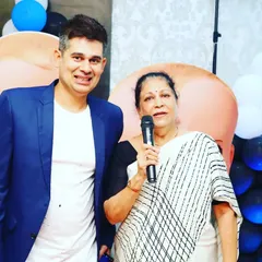 A wonderful moment with a happy client who took the mic to share a few words. It's always special when guests feel comfortable enough to join in the hosting.