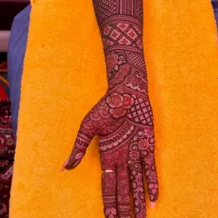 This full-hand design is perfect for an engagement ceremony. It is intricate and beautiful without the full-arm coverage of a bridal mehndi.