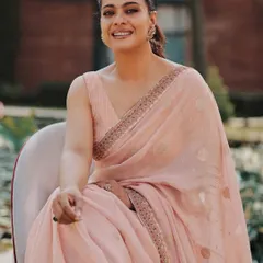 A soft, elegant moment with Kajol in Kolkata. This beautiful pink saree is perfect for daytime events, combining traditional draping with a fresh, modern color palette.