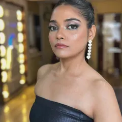 For clients who love a dramatic touch, I specialize in bold, blended smokey eyes. This look features a seamless gradient of deep charcoal and silver tones, creating a captivating effect that’s perfect for evening events and cocktail parties.