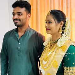 The same lovely couple, with the bride in a different saree for another ceremony. The versatile temple jewellery looks just as beautiful with her white and green outfit.