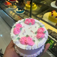 This mini cake features lovely pink roses and tiny pearl sprinkles on a white base. Each one is a small work of art, perfect for making any ordinary day feel special.