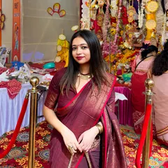 A candid moment at the puja pandal. This cotton Benarasi is surprisingly lightweight and easy to manage, proving you don't have to sacrifice comfort for style during the festivities.