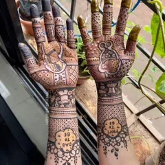A whimsical baby shower design featuring a cute mouse on the palm and "Mom to be" and "Dad to be" motifs on the arms. It's a fun and unique way to celebrate the new arrival.