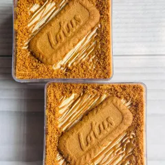 My Choco Biscoff Mousse Cake tub is pure heaven. I layer rich chocolate cake with a velvety Lotus Biscoff mousse, a swirl of Biscoff spread, and crunchy Biscoff crumbs.