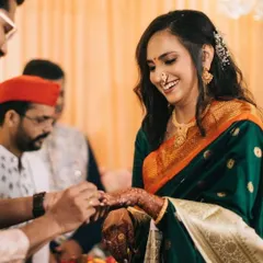 A candid moment from a Maharashtrian engagement ceremony. I created a fresh, traditional look with classic winged eyeliner and a simple bindi, complemented by a soft, half-up hairstyle perfect for the occasion.
