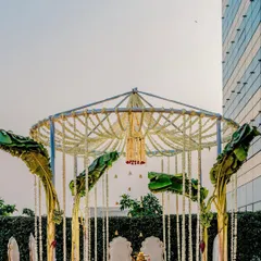 A minimal mandap design that proves simplicity can be stunning. We used fragrant mogra and rose garlands with fresh banana leaves to create a sacred, elegant space that complements the urban backdrop.