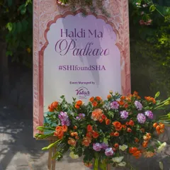 Personalized details make an event truly special. This elegant welcome signage, with its beautiful calligraphy and fresh floral base, greeted guests with the warm message 'Haldi Ma Padharo' for a traditional Rajasthani themed event.