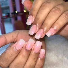 A soft and subtle baby boomer look. These square-shaped nails feature a gentle fade from a milky white tip to a sheer pink base for a clean and classic style.