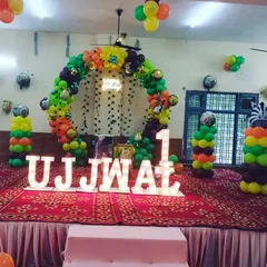 Aap birthday boy ya girl ka naam bhi light-up letters mein likhwa sakte hain. Yeh Ujjwal ke first birthday party ka setup hai.