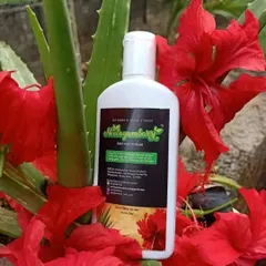The goodness of fresh hibiscus and aloe vera, bottled just for you. This shampoo cleanses your hair and scalp gently, leaving your hair soft and manageable, just like a traditional thaali would.